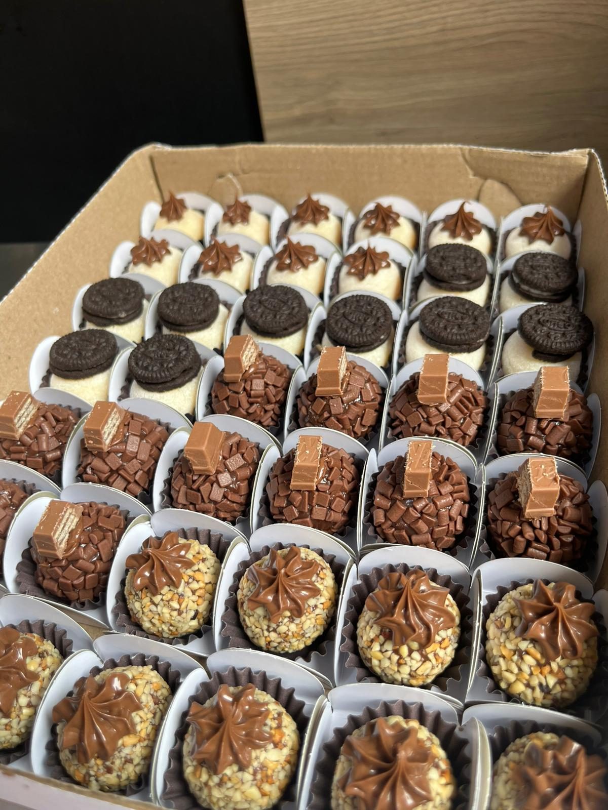 Caixa de brigadeiros gourmet artesanais Vi Doces — sabores variados (Oreo, Kit Kat, nozes, dulce de leche)