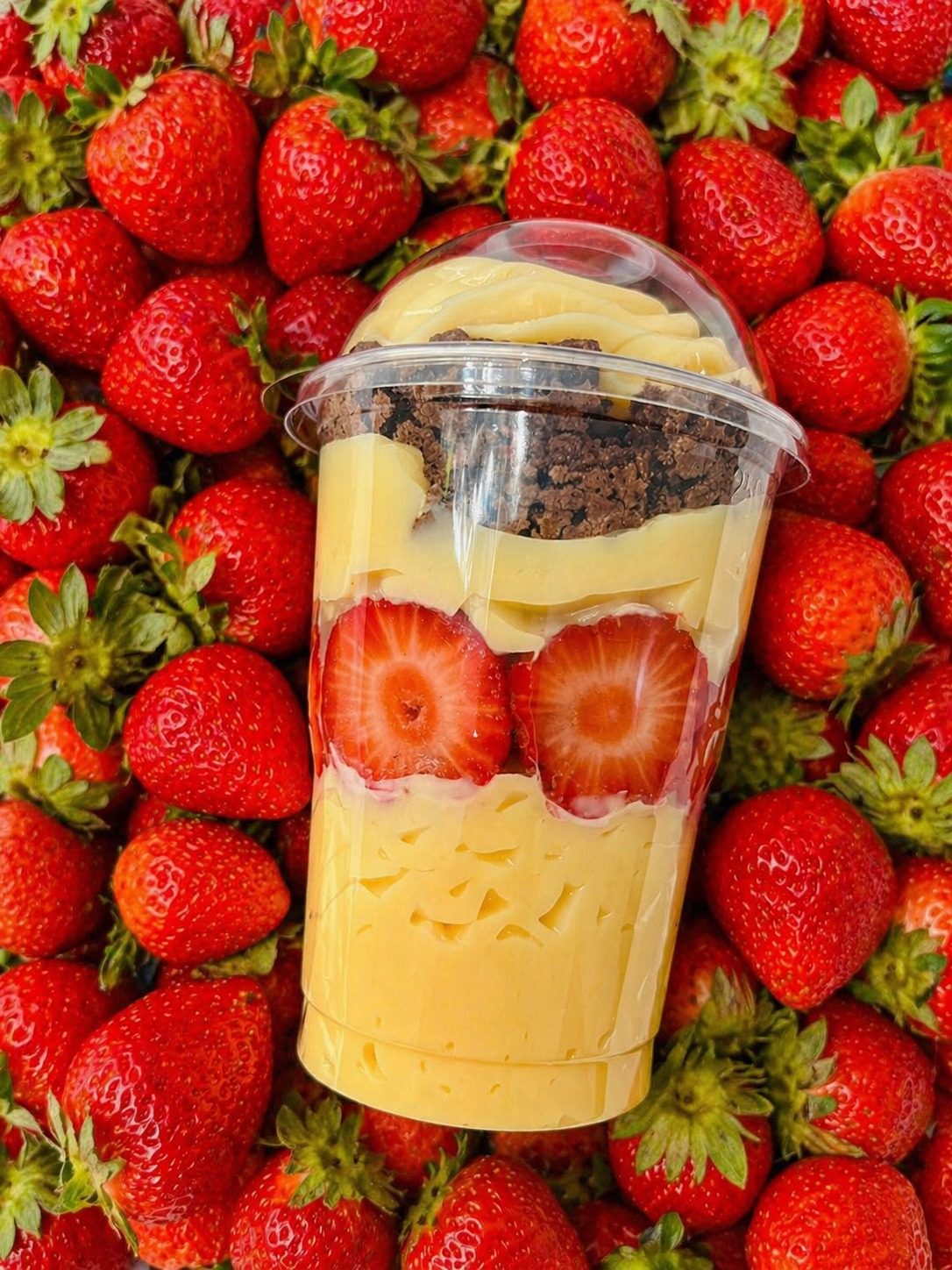 Copo da Felicidade Vi Doces — copo com creme, brownie e morangos frescos